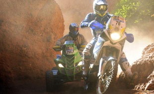 Le pilote de moto Bruno Da Costa (au premier plan) lors du Dakar, le 4 janvier 2011.