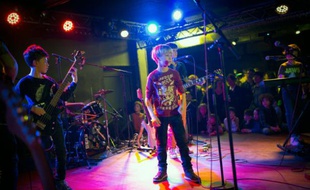 Des élèves de l'école de rock Park Slope Rock School sur scène dans las alle de concert de La Bellevilloise à Paris le 17 janvier 2016