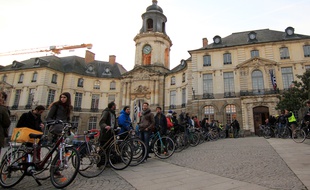 Plus d'une centaine de cyclistes étaient réunis lundi place de la Mairie à Rennes.