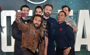 Les acteurs de Justice League (de gauche à droite) Jason Momoa, Ezra Miller, Gal Gadot, Ben Affleck, Ray Fisher et Henry Cavill