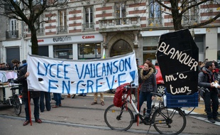 Des lycéens et étudiants mobilisés contre la réforme des retraites à Grenoble, le 17 décembre 2019 (illustration).