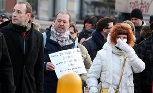 Près d'un millier de personnes ont participé samedi à Liège à une marche silencieuse à la mémoire des victimes d'un déséquilibré qui a ouvert le feu et jeté des grenades mardi dans le centre de la ville, tuant cinq personnes et en blessant 120 autres, a constaté l'AFP.