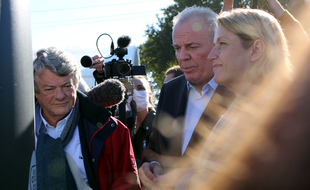 La ministre de la Transition énergétique Barbara Pompili, ici le 22 octobre 2021, près de Rennes avec Jean-Louis Borloo et Jean-Christophe Kerdelhué, président de NW Groupe.