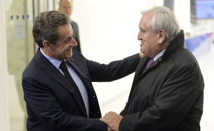 Nicolas Sarkozy raccompagne Jean-Pierre Raffarin à l'issue de leur déjeuner. Le sénateur a annoncé son refus de participer au comité des anciens Premiers ministres, l'instance dont le président de l'UMP a annoncé la création dimanche.