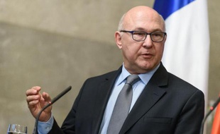Le ministre des Finances français Michel Sapin en visite à Ljubljana en Slovénie, le 27 février 2015