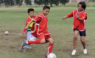 Au "football pour la paix", les vainqueurs n'ont pas marqué le plus de buts, mais commis le moins de fautes. Au-delà du fair-play, ce sport, lancé en Colombie il y a dix ans, enseigne aux enfants un modèle de vie dans ce pays marqué par la violence.