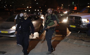 Des membres des forces spéciales israélienne patrouillent à Ramallah, en Cisjordanie après une attaque au couteau, le 26 juillet 2018.