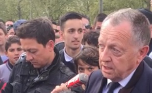 Le président de l'OL JEan-Michel Aulas à la rencontre des supporters, le 18 avril 2015 à Lyon.