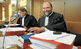 Les avocats de Barresi, Pierre Bruno (à gauche) et Eric Dupont-Moretti , hier à Colmar.