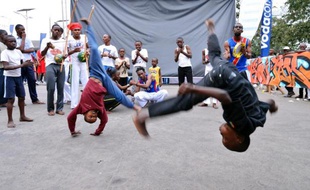 Sur la place de Limete, un quartier populaire de Kinshasa, la capoeira, une lutte rythmée brésilienne, a trouvé des pratiquants inattendus: les enfants des rues.