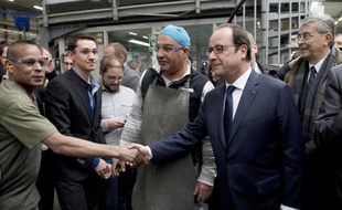 Le président François Hollande rencontre le 12 mars 2015 les salariés de la société POMA à Veyrins-Thuellins, en Isère