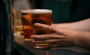La drogue est introduite discrètement dans le verre, à l'insu de la personne.