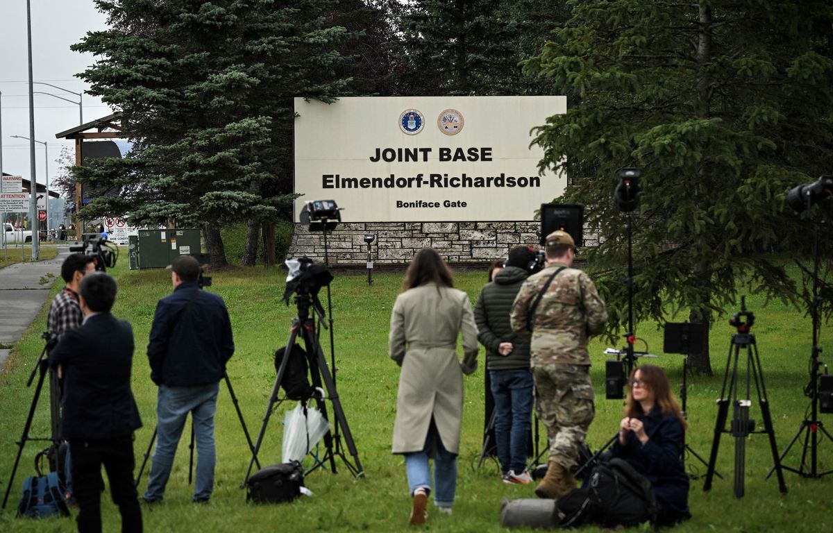 EN DIRECT Guerre en Ukraine : Tous les yeux sont fixés sur l'Alaska pour la rencontre entre Trump et Poutine