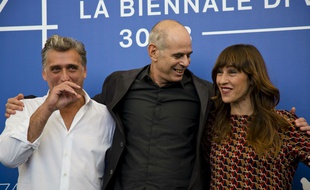 Le réalisateur Samuel Maoz pose avec ses acteurs Lior Ashkenazi (à gauche) et Sarah Adler à la Mostra de Venise en septembre 2017.