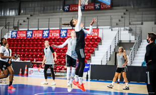 La pivot des Bleues Helena Ciak et toute l'équipe lyonnaise, ici à l'entraînement à Mado-Bonnet, espéraient enfin retrouver la compétition samedi, sept mois après leur dernier match officiel. Mais Charleville-Mézières a décidé vendredi d'annuler la rencontre.