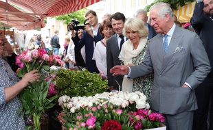 Le prince Charles et Camilla, mercredi matin, sur le marché du Vieux-Nice.
