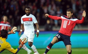 La victoire lilloise dimanche face au Paris SG a changé la donne en tête du championnat: alors que le leader Montpellier reçoit Evian-Thonon mardi, le PSG doit absolument battre Saint-Etienne mercredi pour croire encore au titre, et surtout éviter le retour du Losc, qui se déplace à Nice.