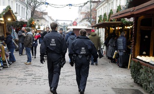 Des policiers allemands patrouillent dans le marché de Noël de Potsdam (Allemagne), le 2 décembre 2017.