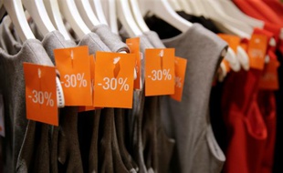 Des vêtements soldés, le 24 juin 2015 à Paris