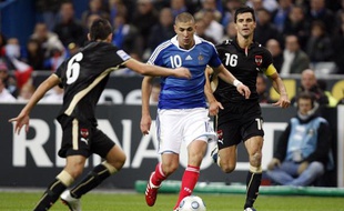 Karim Benzema a marqué le premier but face à l'Autriche le 14 octobre 2009 lors d'un match de qualification pour la coupe du Monde 2010.