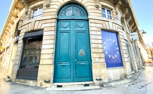 Bordeaux est une ville de pierre, avec de nombreuses portes d'immeubles colorées