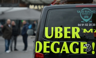 Un message contre le service Uber sur un taxi, à Marseille, le 27 janvier 2016