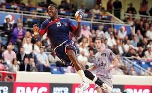 Le Paris SG a rejoint Chambéry en tête du classement de la D1 de handball, après sa victoire pleine de maîtrise sur le terrain de Pays d'Aix (31-27), vendredi.