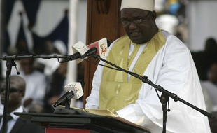 Le nouveau président de la Gambie, Adama Barrow, s'exprime à la tribune pendant sa cérémonie d'investiture le 18 février 2017.