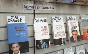 Dans la vitrine de la librairie de Juan-les-Pins