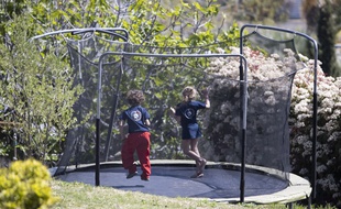 Les trois jeunes hommes avaient dérobé le trampoline d'une famille, à Decazeville. Illustration.