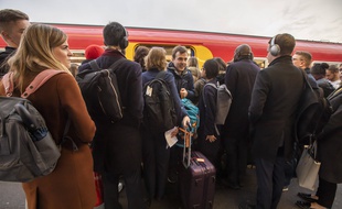 Des voyageurs à la gare de Clapham Junction, à Londres, le 16 décembre 2019.