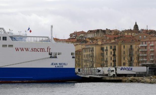 Le "Jean Nicoli", un bateau de l'ancienne SNCM, dans le port d'Ajaccio, le 13 février 2016