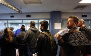 Le 31 décembre 2013, à quelques heures de la fin de l'année, les Grecs se pressaient au bureau des impôts pour rendre les plaques d'immatriculation des véhicules qu'ils ne peuvent plus financer