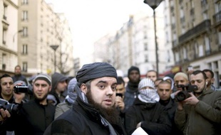 Le groupuscule islamiste Forsane Alizza a été "dissous" sur proposition du ministre de l'Intérieur Claude Guéant qui l'a accusé de former ses militants à la lutte armée, a annoncé mercredi le Conseil des ministres.