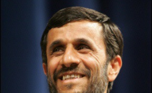 Des milliers de Téhéranais ont manifesté samedi leur soutien au régime iranien, dont le président Mahmoud Ahmadinejad a menacé implicitement que l'Iran quitte le Traité de non-prolifération nucléaire si les Occidentaux essayaient de le "priver" de son droit à l'énergie atomique.