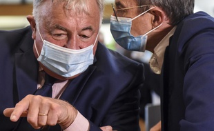 Gérard Larcher écoute les mots doux de Bruno Retailleau.