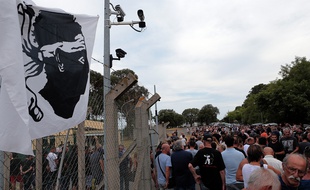 Un rassemblement devant le camp militaire de Borgo où cinq hommes étaient en garde à vue le 17 août 2016.