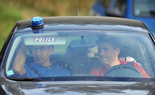 Des policiers recherchent le corps de Fiona, le 27 septembre à Aydat (Puy-de-Dôme).