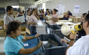 Des fonctionnaires préparent le 4 septembre 2015 à Guatemala City les prochaines élections générales largement contestées par la population