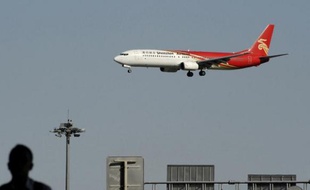 Un appareil de la Shenzhen Airlines en train d'atterrir, le 4 septembre 2012 à l'aéroport de Pékin