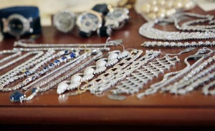 Une partie des bijoux qui avait été dérobée dans la boutique Harry Winston, retrouvée et photographiée le 23 juin 2009