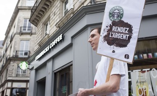 Une action d'Attac contre l'évasion fiscale de Starbucks en 2017.