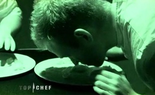 Les candidats devaient goûter un plat dans le noir lors de l'épisode 2.