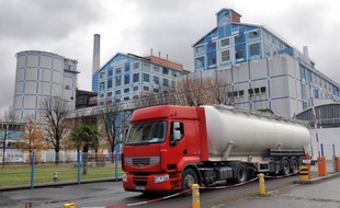 Un poids lourd quitte une usine française