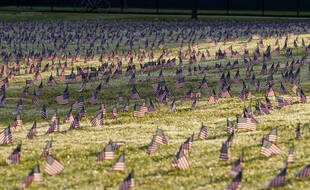 Des activistes ont planté des milliers de drapeaux américains à Washington en hommage aux 200.000 personnes tuées par le coronavirus.