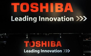 Le conglomérat industriel japonais Toshiba a annoncé mardi un fort recul de 46,5% sur un an de son bénéfice net à l'issue de l'exercice 2011-2012, à 73,7 milliards de yens (730 millions d'euros), son chiffre d'affaires ayant cédé 4,7% sur un an et son gain d'exploitation 14%.