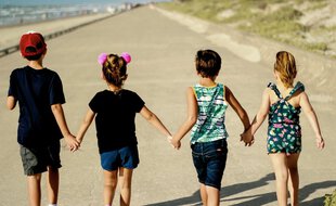 Enfants se promenant main dans la main