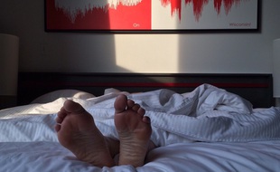 Une personne couchée dans un lit (illustration).
