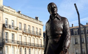 Une imposante statue de Jacques Chaban-Delmas, célèbre maire de Bordeaux pendant près d'un demi-siècle et Premier ministre de 1969 à 1972, a été inaugurée lundi dans le centre-ville en présence de quelques centaines de Bordelais nostalgiques et de curieux.