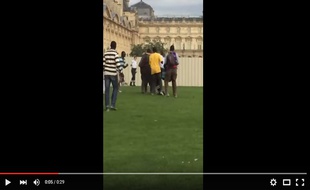 La vidéo montre l'agression de trois policiers par des vendeurs à la sauvette.